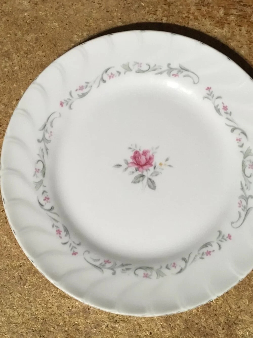 SET OF 8 FLORAL PATTERN PLATES KELTCRAFT 9178 LILING ROYAL SWIRL
